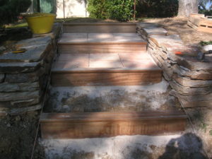Construction escalier bois exotique et muret pierre sèche